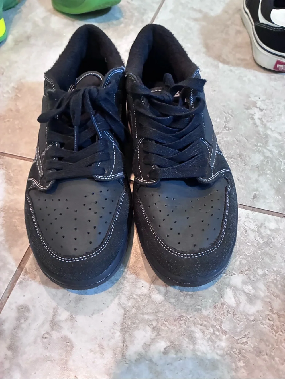 Nike Men's Black Low-Top Sneakers with White Stitching